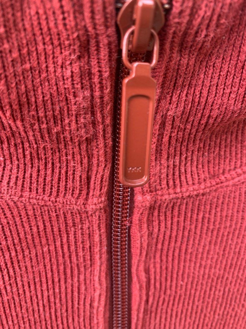 GAP Qzip Longsleeve (Category: Coats, Jackets and Outerwear) located in Baguio. Submitted by deyllllll (Listing ID 1352932646, Image 3). Description: GAP Qzip Longsleeve Size: Large Complete Tags No Issues Color rate: 10/10.