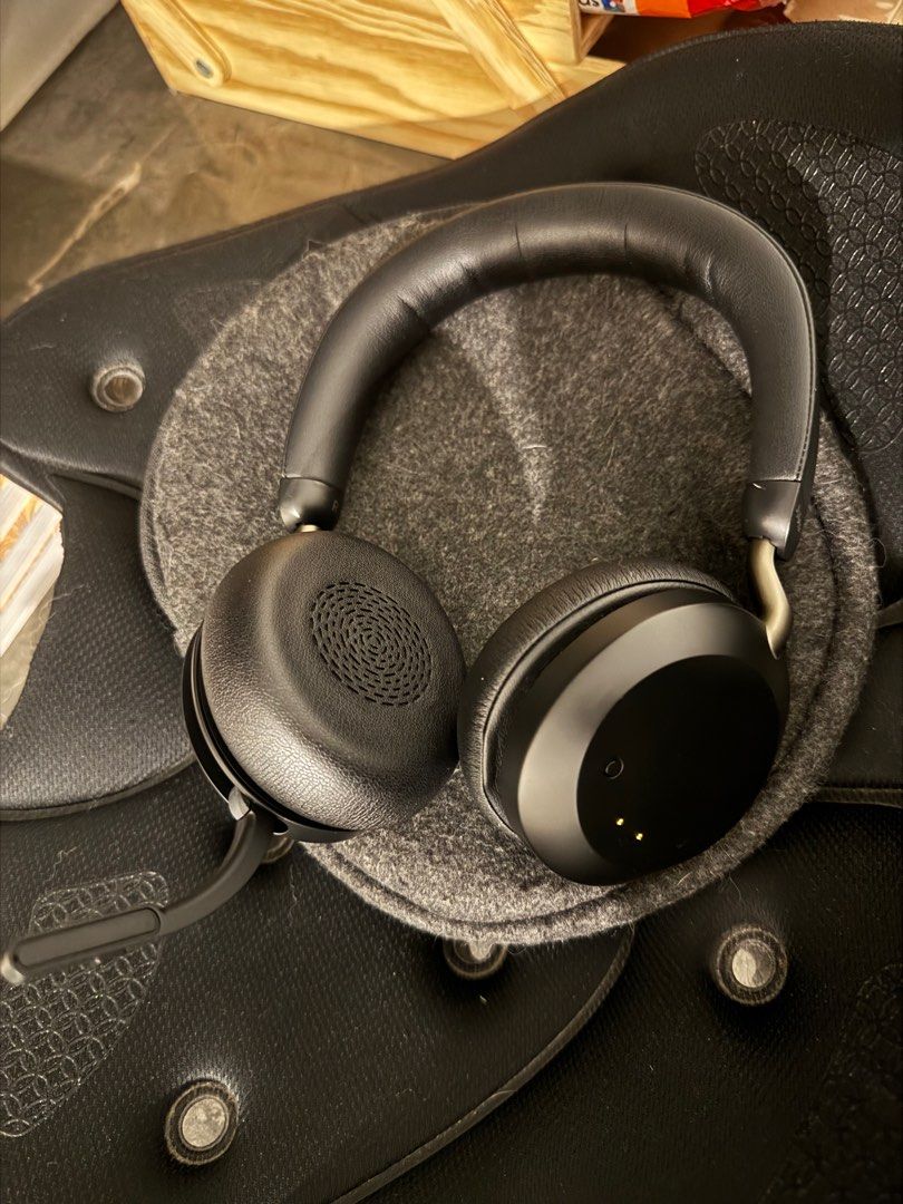 Jabra Evolve2 75 (Category: Headphones & Headsets) located in Makati City. Submitted by sxperiaz777 (Listing ID 1353000426, Image 2). Description: No swap No box No dongle but can be still conmected via Bluetooth Bought it at 18k+ Slightly negotiable RFS: bought a new one .