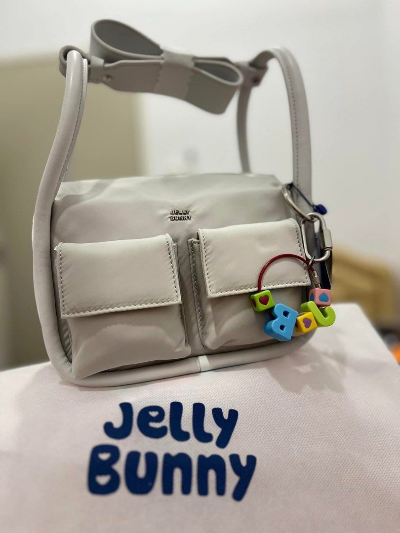 Jelly Bunny / HOLB BRICK Dupe (Category: Shoulder Bags) located in San Fernando. Submitted by leonag (Listing ID 1353026493, Image 2). Description: 🐇JELLY BUNNY🐇 ang pretty!!!🤩 Runar Bag in Light Grey🐰🩶 📌Similar design ng HOLB BRICK Material: Textile/Nylon 📌unlike HOLB BRICK na PU Leather Dimensions: Width 11.5cm X Lenght 21cm X Height 14cm Inclusions: Dust Bag, Key Chain(JellyBunny).