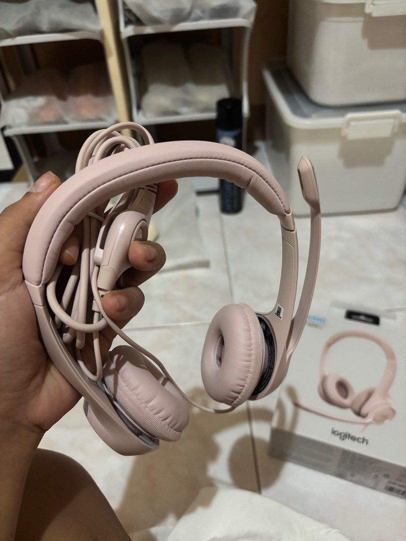 Logitech H390 USB Computer Headset -Rose (Category: Headphones & Headsets) located in Tacloban City. Submitted by ceegieca (Listing ID 1352974573, Image 3). Description: Logitech H390 USB Computer Headset Original Used twice lang for testing Impulsive buying lang For VA sana RFS: no plans na mag VA hehe .