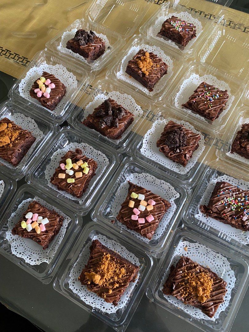 Mini Pack Brownies (Category: Homemade Bakes) located in Singapore. Submitted by elinas.bakes (Listing ID 1352896607, Image 2). Description: Our best-selling nutella brownies are now available in small packs for gifts & doorgifts for celebrations. Each mini brownie is 2.7”x2.7” in size. Comes with nutella drizzle and assorted toppings. Minimum order of 9 boxes. The greater the quantity, the more discounts there’ll be. Able to add ribbons/customiz