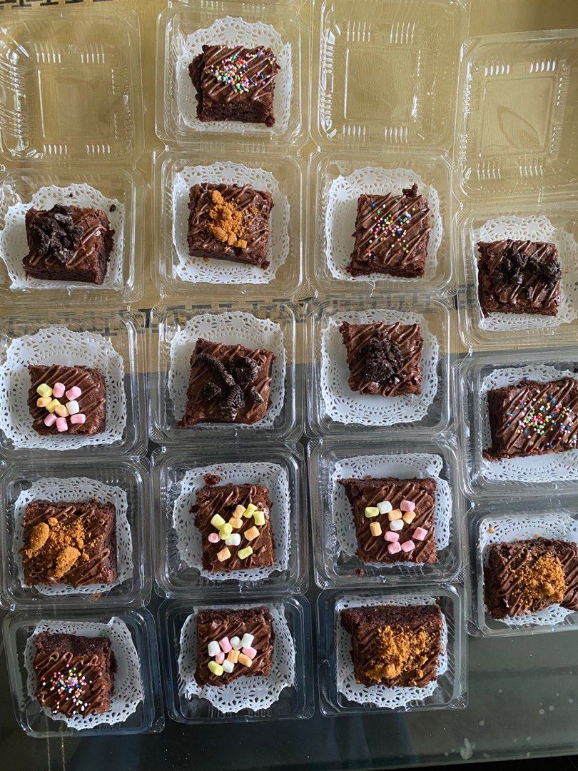 Mini Pack Brownies (Category: Homemade Bakes) located in Singapore. Submitted by elinas.bakes (Listing ID 1352896607, Image 1). Description: Our best-selling nutella brownies are now available in small packs for gifts & doorgifts for celebrations. Each mini brownie is 2.7”x2.7” in size. Comes with nutella drizzle and assorted toppings. Minimum order of 9 boxes. The greater the quantity, the more discounts there’ll be. Able to add ribbons/customiz