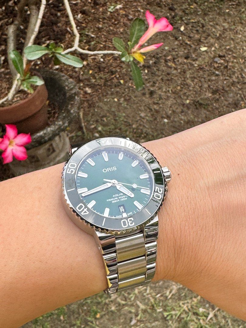Oris Aquis Date Green 39.5mm (Category: Luxury Watches) located in Makati City. Submitted by qualityseconds (Listing ID 1352947790, Image 2). Description: Authentic Original. Complete with box, papers and links. Very minimal scratches (if any at all). No issues. 9.8/10 Retail Price: P152,985 (as of May 26, 2026) Discounted Price: less 40% = P92,000.