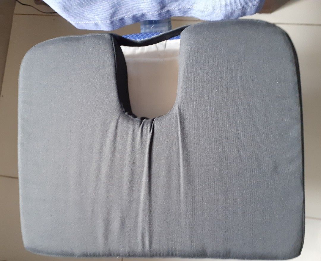 Orthopedic Comfort Cushion (Category: Chairs) located in Mandaluyong City. Submitted by vicoyb (Listing ID 1352925122, Image 2). Description: Size: 16 x 13 x 2 5".