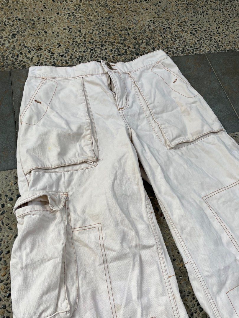 Super Baggy White Cargo Pants (Category: Jeans) located in Cainta. Submitted by FirstBuys (Listing ID 1352969930, Image 2). Description: NEGO 32-35 waist (garterized) length 40 leg open 13 issue: stains at the back check last pic grunge opium alt carti baggy pants baggy jeans white pants elephant pants .