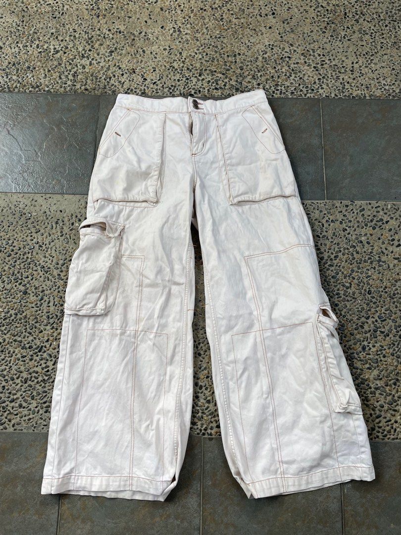 Super Baggy White Cargo Pants (Category: Jeans) located in Cainta. Submitted by FirstBuys (Listing ID 1352969930, Image 1). Description: NEGO 32-35 waist (garterized) length 40 leg open 13 issue: stains at the back check last pic grunge opium alt carti baggy pants baggy jeans white pants elephant pants .
