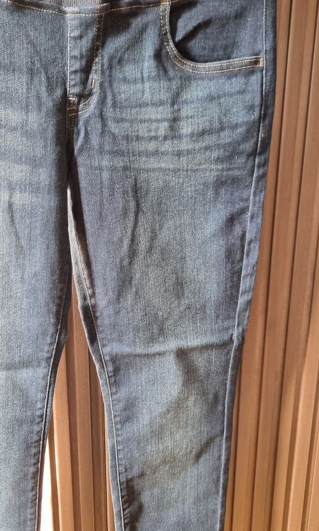Uniqlo maternity pants in denim (Category: Maternity wear) located in San Juan City. Submitted by bianca_0 (Listing ID 1352974010, Image 2). Description: never used.