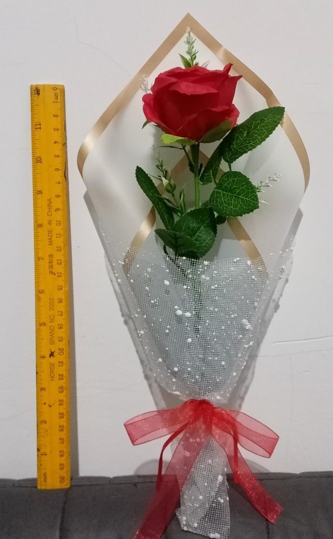 Valentine Gift and Decoration Set (Category: Flowers & Bouquets) located in Quezon City. Submitted by meowskara (Listing ID 1352897624, Image 2). Description: For pick up : Quezon City thru Lala, Grab, Joy, Angkas to be booked by BUYER. FAUX / ARTIFICIAL FLOWERS. I LOVE YOU banner - ₱100 Single rose bouquet - ₱120 buy set - ₱200 only! No to joy reservers. For sure and asap buyers only. PM for details. Thank you.🍀😊.