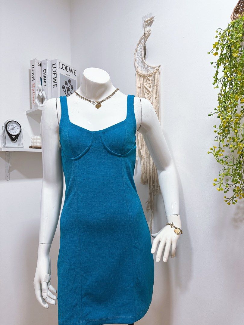 ZARA Blue Bodycon Dress (Category: Dresses) located in Manila. Submitted by chloereicapsule (Listing ID 1353024878, Image 3). Description: M-L size, thick cotton fabric, stretchy fabric, color rate 10/10 pm for other inquiries .