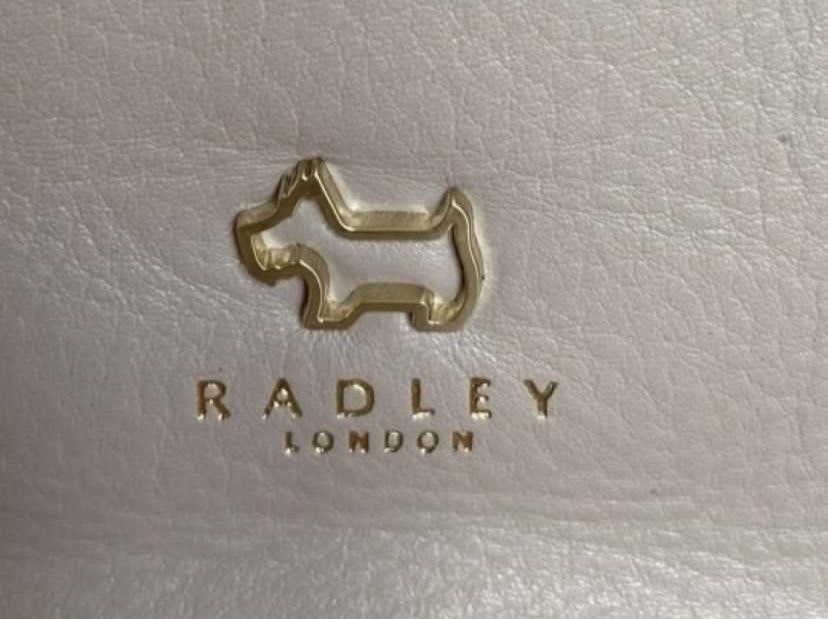 Authentic Radley London Bag (Category: Luxury Bags & Wallets) located in Makati City. Submitted by belle_ame_67 (Listing ID 1353102618, Image 2). Description: 100% Authentic Radley London Bag. Almost new condition. No dirt, no damage and smells like new. Used once or twice only. Original price is PHP10K++.