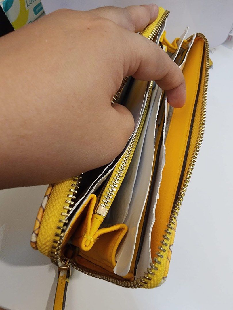 Authentic Tory Burch Long wallet (Category: Luxury Bags & Wallets) located in Quezon City. Submitted by jhaediah (Listing ID 1353087967, Image 2). Description: original with tag selling low unused sign of storage.