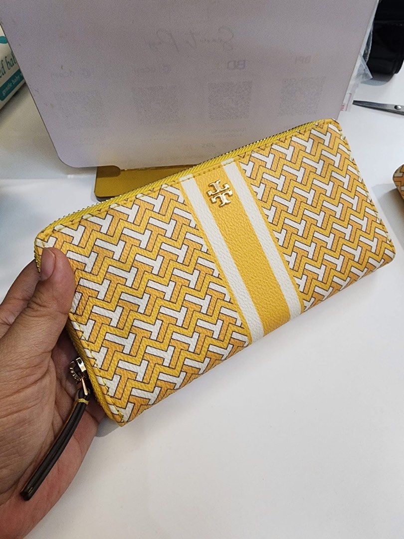 Authentic Tory Burch Long wallet (Category: Luxury Bags & Wallets) located in Quezon City. Submitted by jhaediah (Listing ID 1353087967, Image 1). Description: original with tag selling low unused sign of storage.