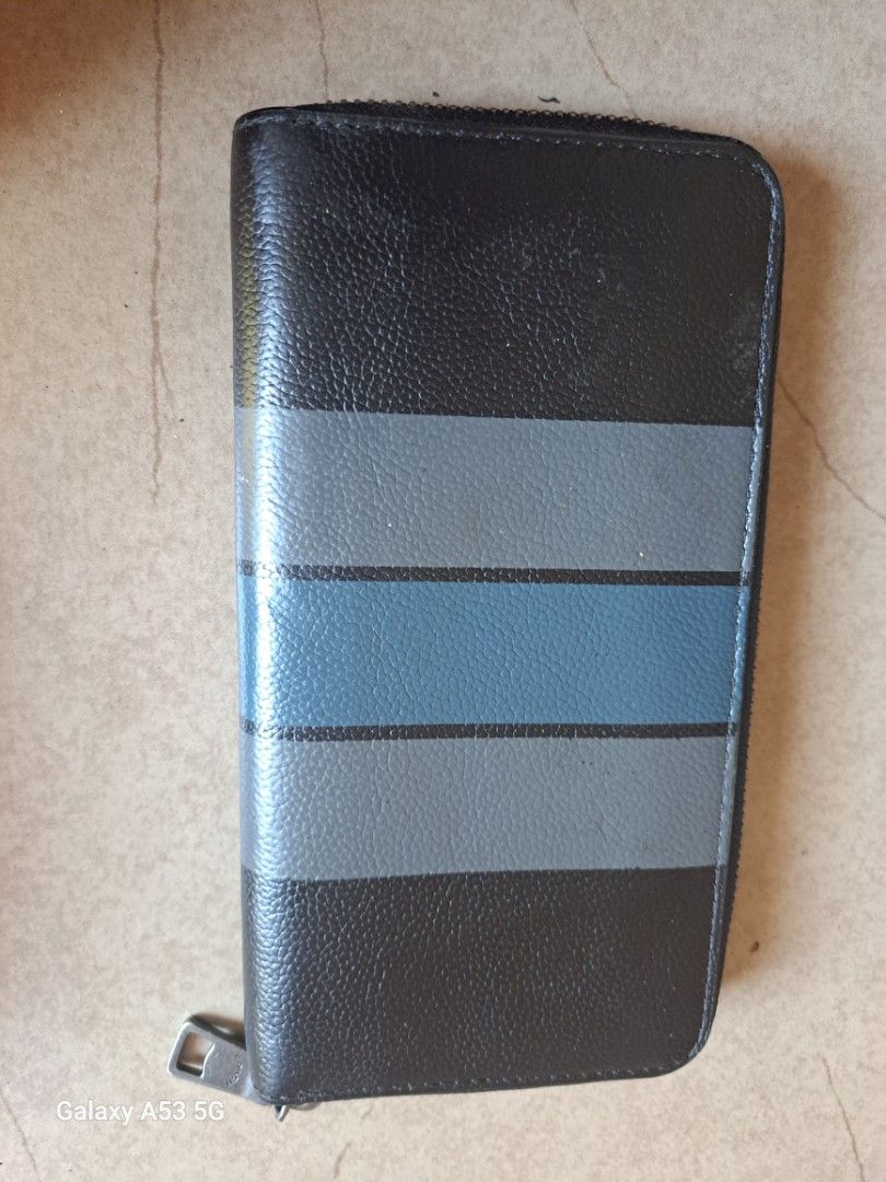 Coach long wallet (Category: Luxury Bags & Wallets) located in Caloocan City. Submitted by luzon2 (Listing ID 1353067581, Image 2). Description: original coach long wallet from US. hindi masyadong nagamit nakatago lng s cabinet kaya nagbakbak n ung loob pero super ganda p din ung labas..