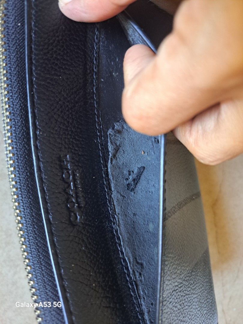 Coach long wallet (Category: Luxury Bags & Wallets) located in Caloocan City. Submitted by luzon2 (Listing ID 1353067581, Image 3). Description: original coach long wallet from US. hindi masyadong nagamit nakatago lng s cabinet kaya nagbakbak n ung loob pero super ganda p din ung labas..