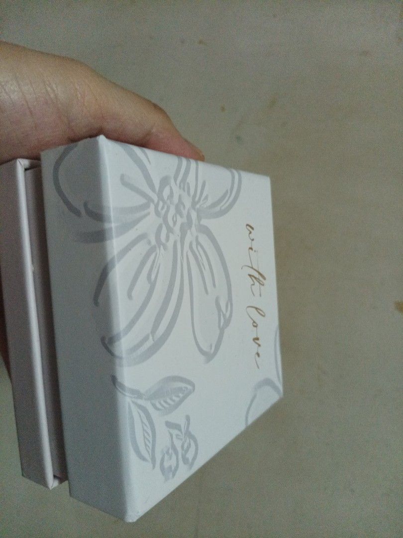FOC BOX (Category: Accessory holder, box & organizers) located in Singapore. Submitted by fast12 (Listing ID 1353192467, Image 1). Description: looks almost new. only use once..