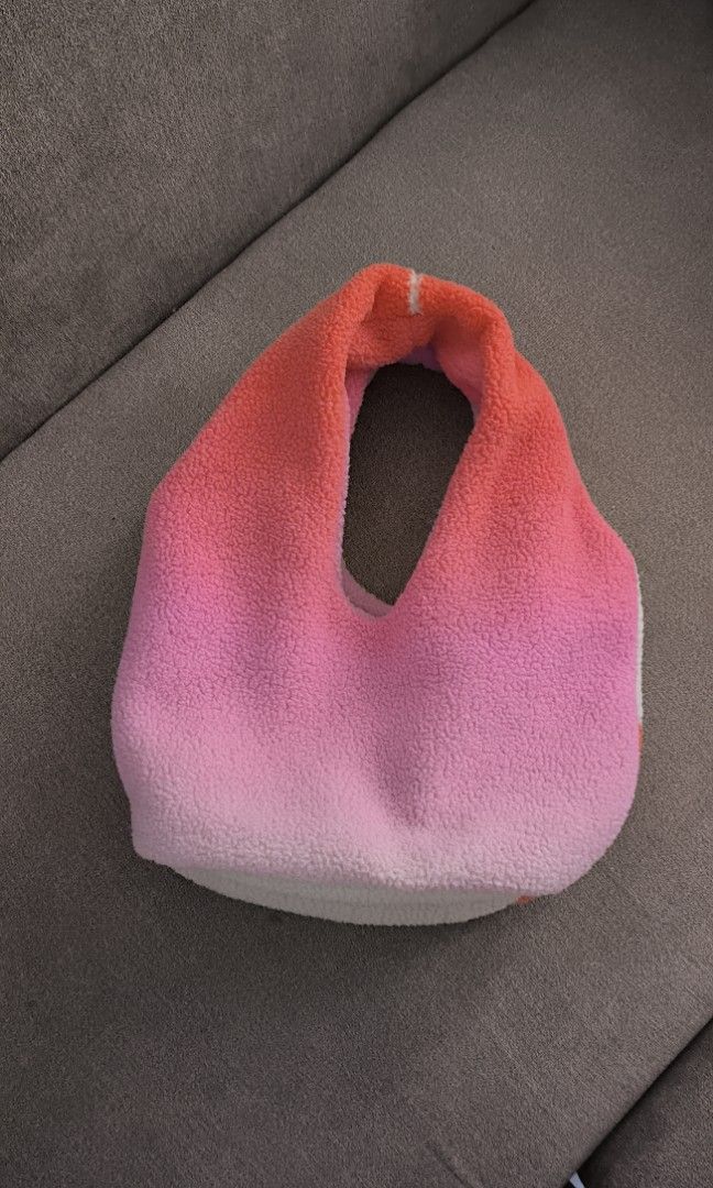 Hobo bag (Category: Luxury Bags & Wallets) located in Taguig. Submitted by cftbncs (Listing ID 1353035932, Image 2). Description: -never been used -rfs De-cluttering For everyday use Leisure Tote Bag • Thick Woven double fabric • Color: Cotton candy (Snap button) - MOP: BANK TRANSFER or G-CASH.