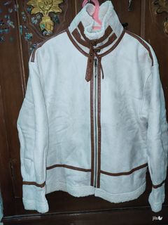 (Kategori: ) berada di . Dikirim oleh lemarijee (ID iklan 1353031858, Gambar 1). Deskripsi: .