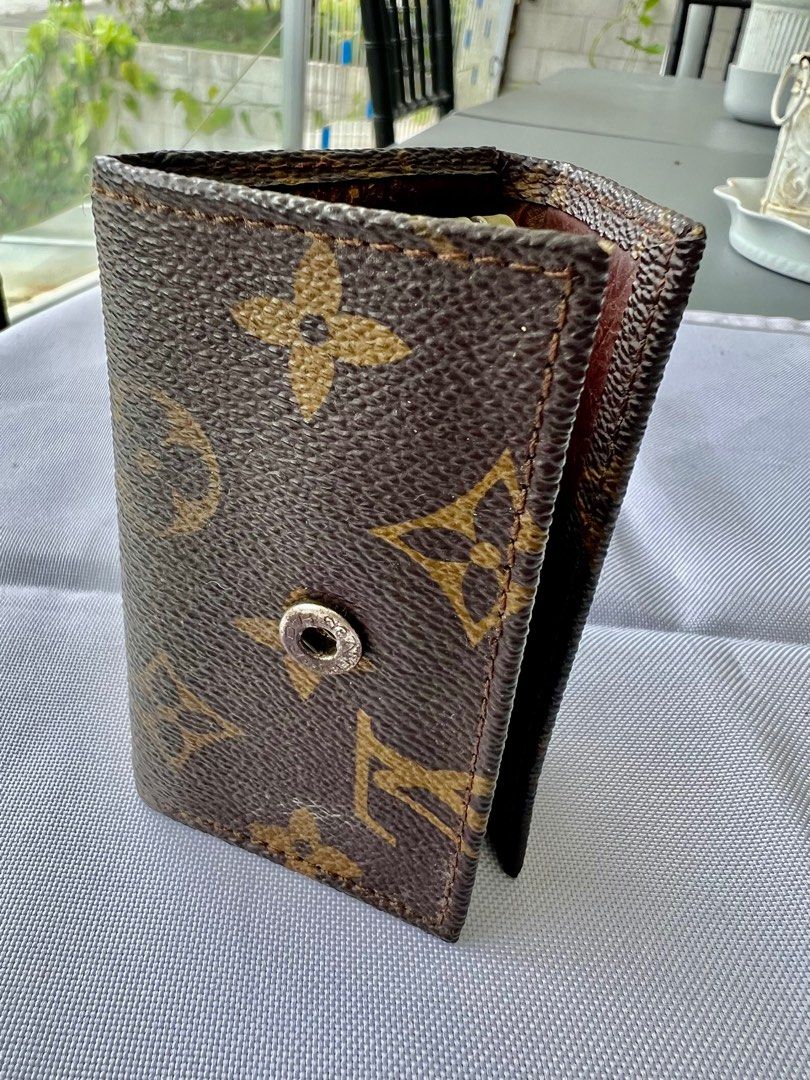 Louis Vuitton Monogram key pouch (Category: Luxury Bags & Wallets) located in Manila. Submitted by lifestylers.media (Listing ID 1353062359, Image 1). Description: Louis Vuitton Monogram key pouch vintage .