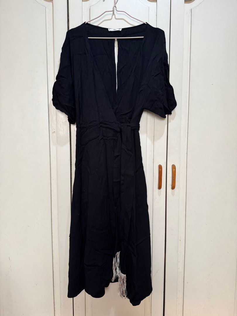 Mango wrap dress (Category: Dresses) located in Manila. Submitted by dodebelen (Listing ID 1353084360, Image 2). Description: Mango black midi wrap dress Fits S-L.