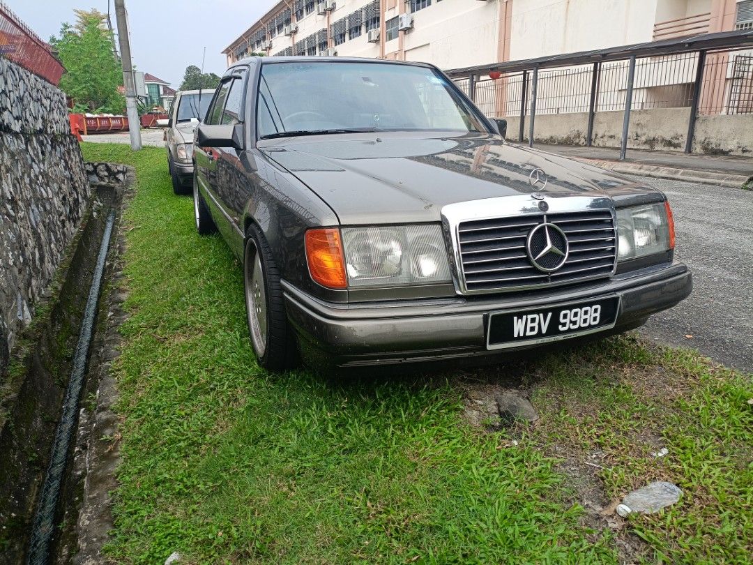 Mercedes-Benz E-Class W124 300E Auto (Category: Used Cars) located in Singapore. Submitted by chaseso (Listing ID 1353160938, Image 1). Description: *undercarriage resoled *new rear tyres *daily run 300E is a rare commodity in W124 world *Malaysia registered. no issue of COE or Ron 95.