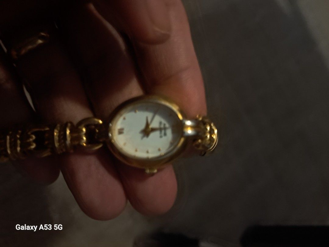 Original Anne Klein watch (Category: Luxury Watches) located in Caloocan City. Submitted by luzon2 (Listing ID 1353071302, Image 2). Description: original anne klein watch check nyo n lng po pictures s obvious flaws nya. no battery kayo n lng po magpalagay nasa 100-200 lng nmn. thanks.