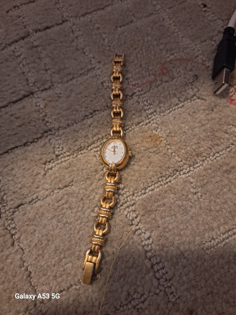 Original Anne Klein watch (Category: Luxury Watches) located in Caloocan City. Submitted by luzon2 (Listing ID 1353071302, Image 3). Description: original anne klein watch check nyo n lng po pictures s obvious flaws nya. no battery kayo n lng po magpalagay nasa 100-200 lng nmn. thanks.