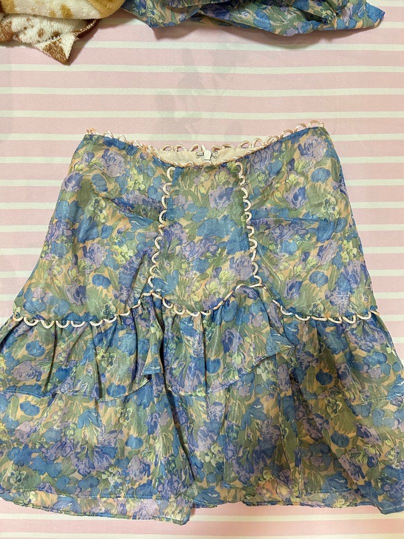 Shein floral set (Category: Sets or Coordinates) located in Bulacan. Submitted by clncon (Listing ID 1353113235, Image 2). Description: .