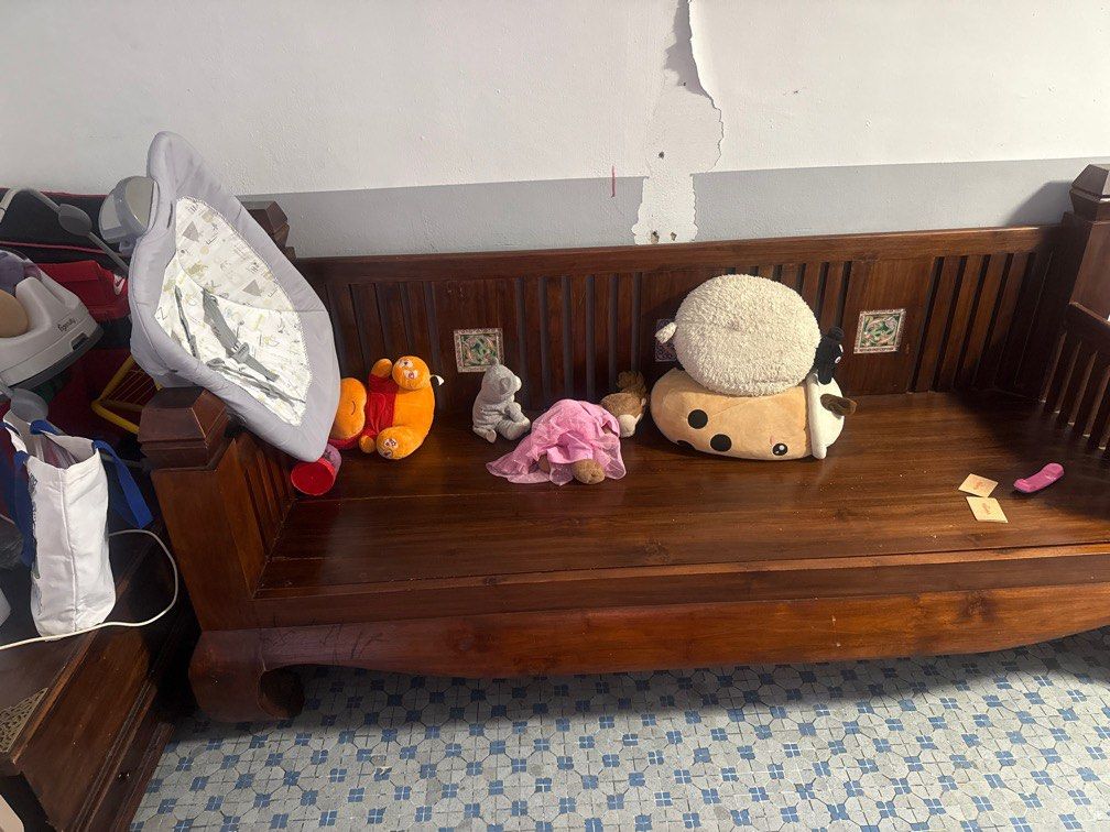 Solid wood (Category: Chairs) located in Singapore. Submitted by khairiawan66224 (Listing ID 1353137585, Image 2). Description: Solid wood.