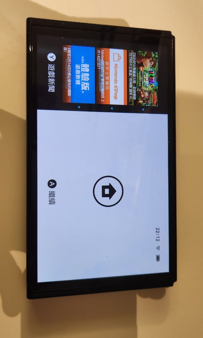 Switch oled （分類：Nintendo 任天堂）位於 Hong Kong。 由 leungtom 提交（商品編號 1353179071，圖片 1）。簡介： 新淨，全齊，功能正常，有盒，有單，香港行貨(已過保養)，加送一個原裝xenoblade手掣。之前主要打2隻 mon hunter，和 octopath traveller 2不過時數不高(估算大約共 400小時)。跟機白色手掣近乎無用過，主要用xenoblade手掣。加$150連 octopath traveller 2。