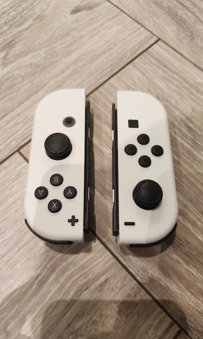 Switch oled （分類：Nintendo 任天堂）位於 Hong Kong。 由 leungtom 提交（商品編號 1353179071，圖片 3）。簡介： 新淨，全齊，功能正常，有盒，有單，香港行貨(已過保養)，加送一個原裝xenoblade手掣。之前主要打2隻 mon hunter，和 octopath traveller 2不過時數不高(估算大約共 400小時)。跟機白色手掣近乎無用過，主要用xenoblade手掣。加$150連 octopath traveller 2。