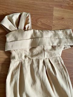 (Category: ) located in . Submitted by wardrobecleaner89 (Listing ID 1353169355, Image 1). Description: .