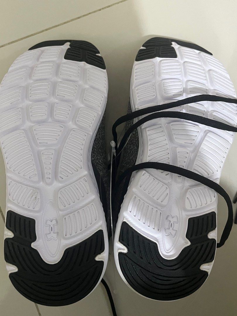 Under Armour Rubber Shoes (Category: Sneakers) located in Mandaluyong City. Submitted by 4everhappee (Listing ID 1353118292, Image 3). Description: Size: 6.5 Color : Gray/Black.