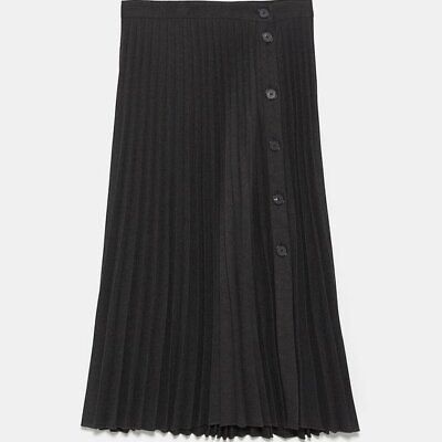 Zara pleated skirt (Category: Skirts) located in Manila. Submitted by dodebelen (Listing ID 1353078930, Image 1). Description: Zara pleated skirt Fits S-M.