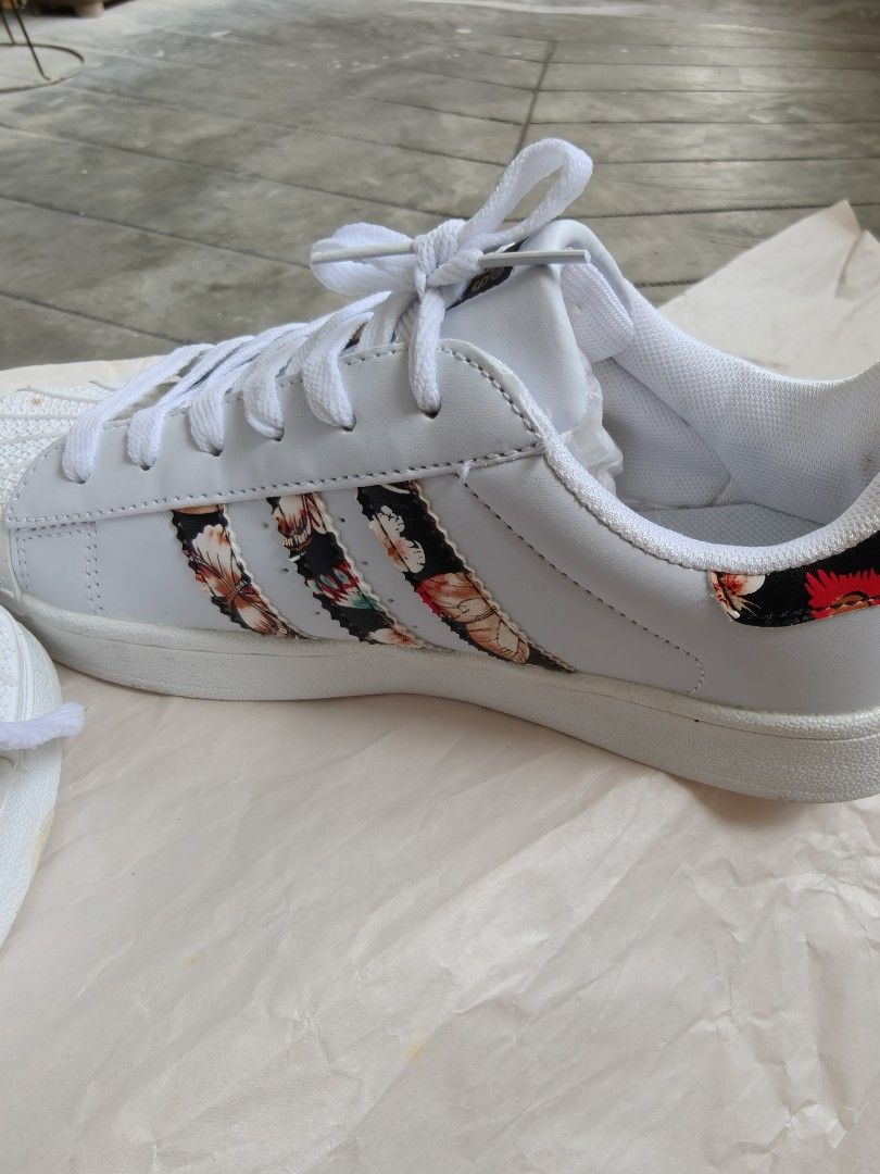 Adidas (Category: Sneakers) located in Singapore. Submitted by henghuatheng (Listing ID 1353276721, Image 3). Description: .