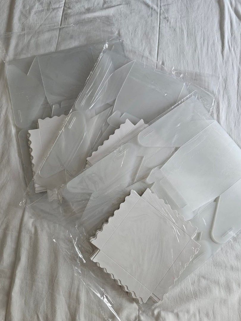 Cake boxes (Category: Everything Else) located in Singapore. Submitted by lingssnow (Listing ID 1353399511, Image 2). Description: Transparent cake boxes! *Per pkt come in 10pcs* 14x14x12 cm ($6) 20x20x15 cm ($9).