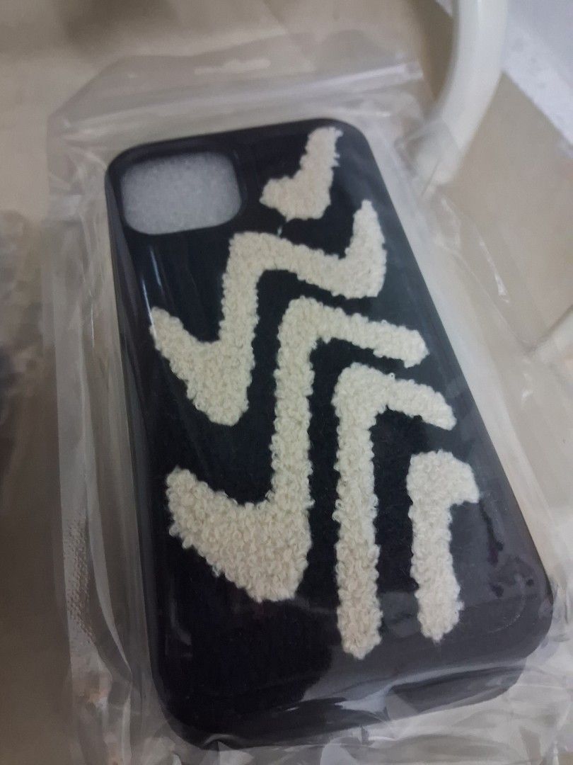 CASING IPHONE (Category: Cases & Covers) located in Johor Bahru. Submitted by pandeee (Listing ID 1353374420, Image 1). Description: LELONG CASING PHONE SECARA BORONG.