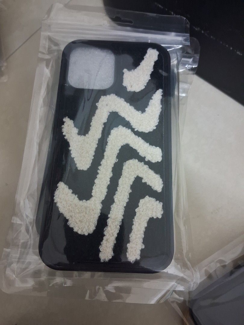 CASING IPHONE (Category: Cases & Covers) located in Johor Bahru. Submitted by pandeee (Listing ID 1353374420, Image 2). Description: LELONG CASING PHONE SECARA BORONG.