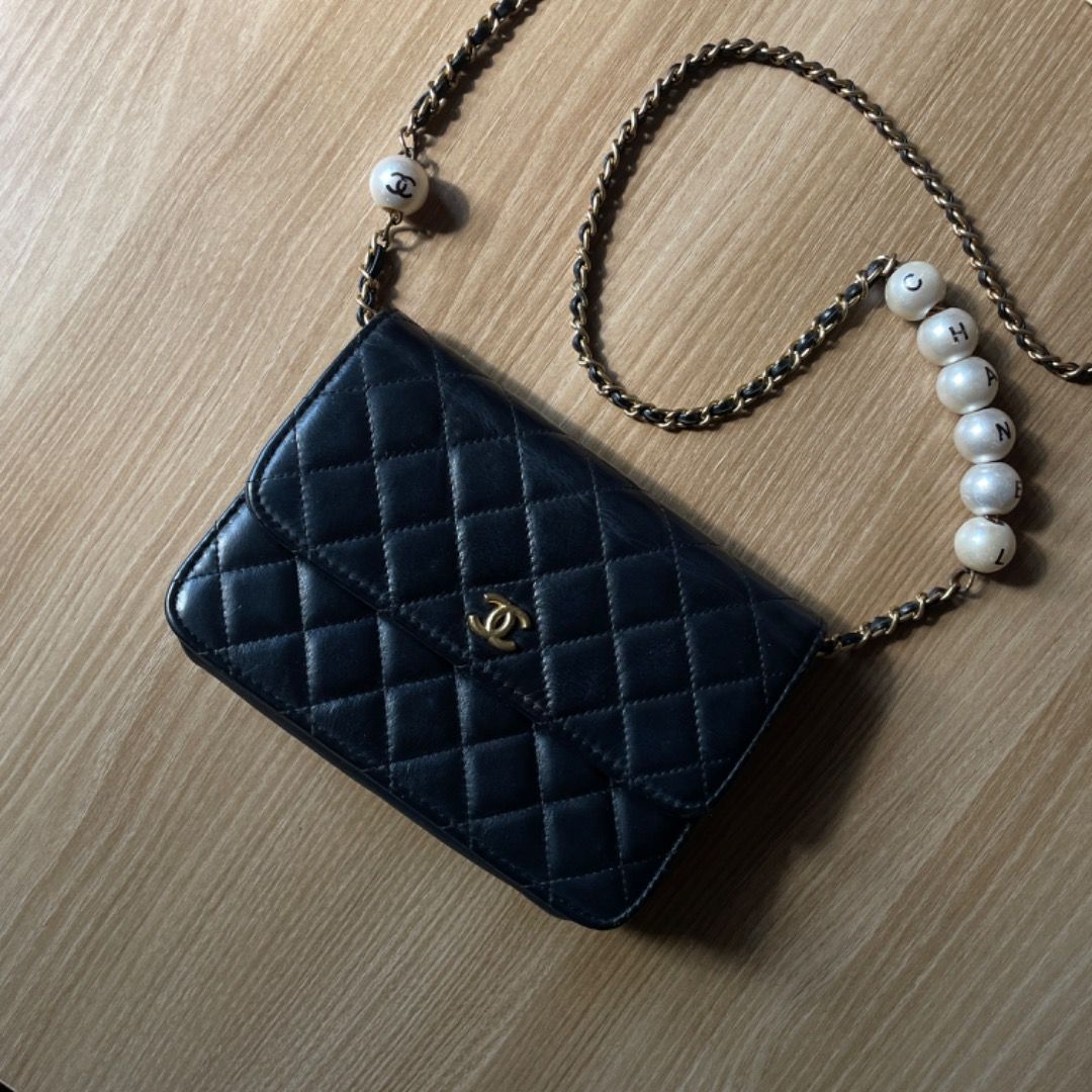 Chanel Pearl Wallet on Chain (Category: Luxury Bags & Wallets) located in Bacolod City. Submitted by cast.archives (Listing ID 1353347563, Image 2). Description: Chanel Pearl Wallet on Chain Size: Small Condition: Very good Flaw: Normal sign of used.