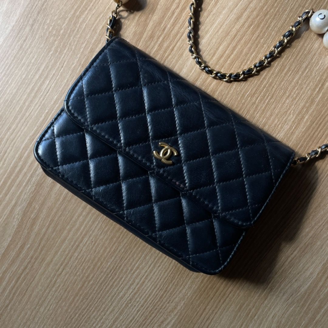 Chanel Pearl Wallet on Chain (Category: Luxury Bags & Wallets) located in Bacolod City. Submitted by cast.archives (Listing ID 1353347563, Image 3). Description: Chanel Pearl Wallet on Chain Size: Small Condition: Very good Flaw: Normal sign of used.