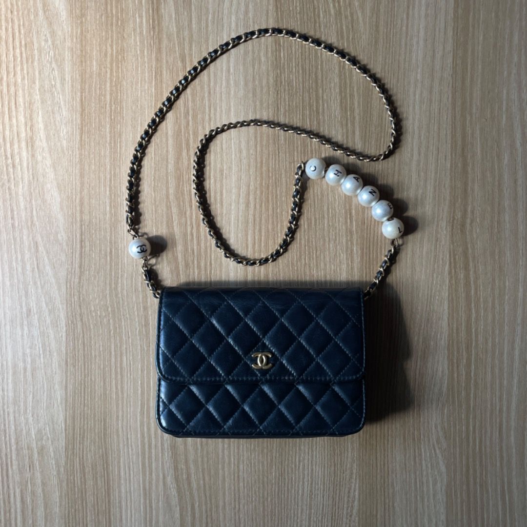 Chanel Pearl Wallet on Chain (Category: Luxury Bags & Wallets) located in Bacolod City. Submitted by cast.archives (Listing ID 1353347563, Image 1). Description: Chanel Pearl Wallet on Chain Size: Small Condition: Very good Flaw: Normal sign of used.