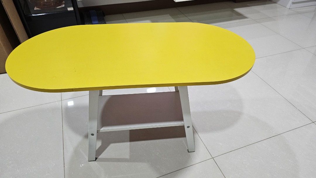 Cofee Table (Category: Tables & Sets) located in Singapore. Submitted by aliciawooyy (Listing ID 1353365751, Image 1). Description: 80×40×47 modern cofee table.