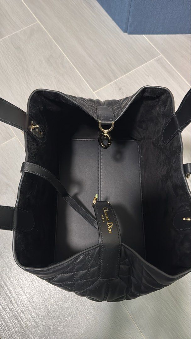 Dior （分類：手袋及銀包）位於 Hong Kong。 由 ccarmen0526 提交（商品編號 1353290013，圖片 2）。簡介： 今年係日本購入，只用過一次，贈送內袋，有單有塵袋。