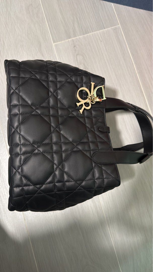 Dior （分類：手袋及銀包）位於 Hong Kong。 由 ccarmen0526 提交（商品編號 1353290013，圖片 3）。簡介： 今年係日本購入，只用過一次，贈送內袋，有單有塵袋。