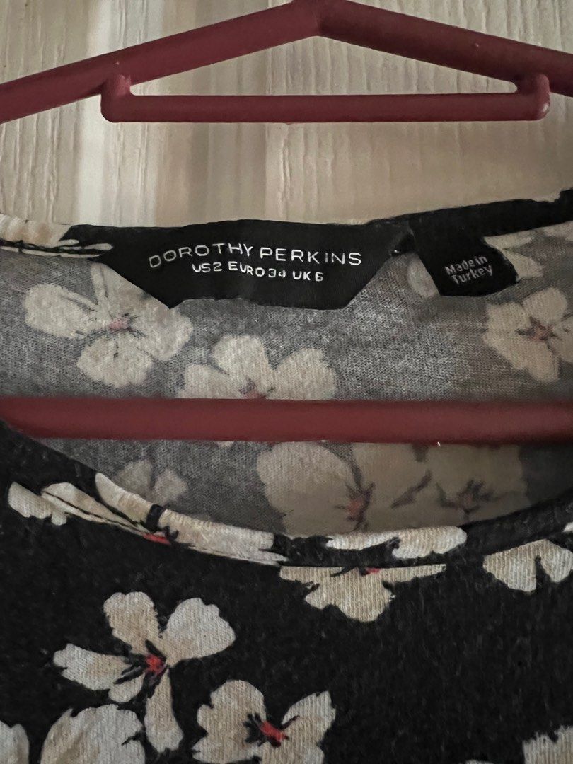 Dorothy Perkins floral blouse (Category: Blouses) located in Pasay City. Submitted by questionmart (Listing ID 1353322944, Image 2). Description: Bust 15-17” Length 22.5”.