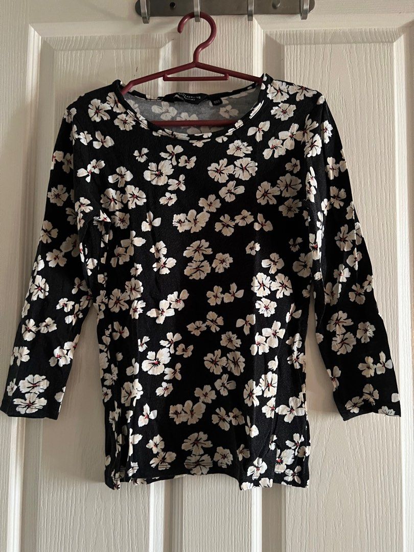 Dorothy Perkins floral blouse (Category: Blouses) located in Pasay City. Submitted by questionmart (Listing ID 1353322944, Image 1). Description: Bust 15-17” Length 22.5”.