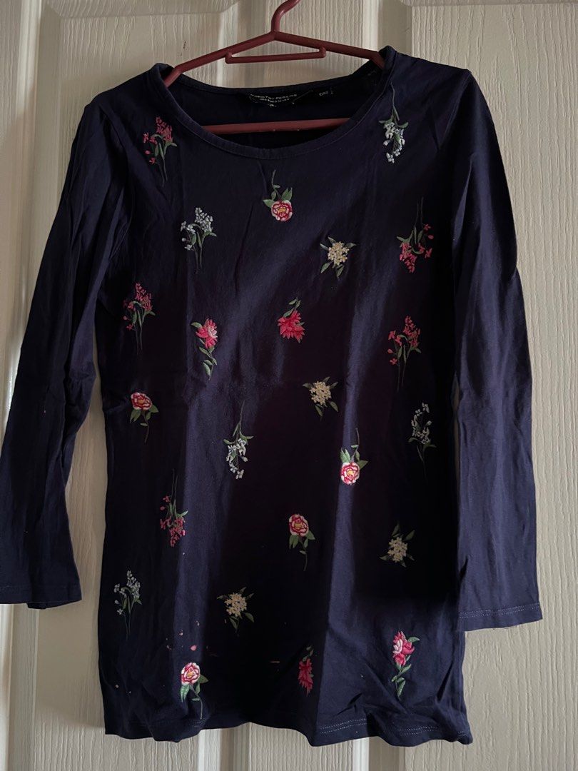 Dorothy Perkins navy blue top (Category: Blouses) located in Pasay City. Submitted by questionmart (Listing ID 1353323485, Image 1). Description: See flaw in 3rd and 4th pics - discoloration Bust 15-17” Length 24” .