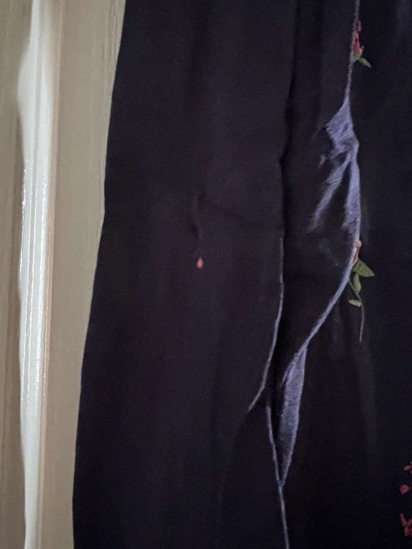 Dorothy Perkins navy blue top (Category: Blouses) located in Pasay City. Submitted by questionmart (Listing ID 1353323485, Image 3). Description: See flaw in 3rd and 4th pics - discoloration Bust 15-17” Length 24” .