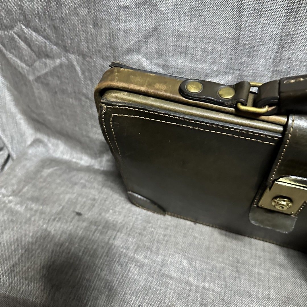 Herz document bag (Category: Luxury Bags & Wallets) located in Manila. Submitted by greyinfash06839 (Listing ID 1353347676, Image 2). Description: 🤍Price: 8,900 pesos only 🤍Item: Herz document bag 🤍Brand: Herz 🤍Matirial: Leather 🤍Quality: Original 🤍color: Green 🤍Size: Medium 🤍Dimension. H: 11 L: 15 W: 3 🤍Sex: For Men 🤍Issue: Sign of use 🤍Condition Rate: 8/10 🤍Other info:.