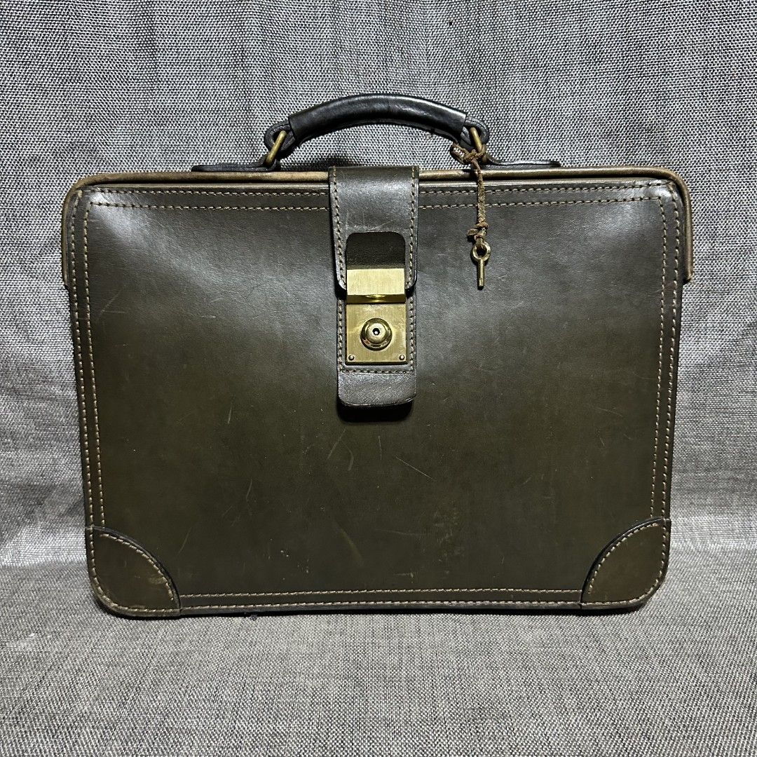 Herz document bag (Category: Luxury Bags & Wallets) located in Manila. Submitted by greyinfash06839 (Listing ID 1353347676, Image 1). Description: 🤍Price: 8,900 pesos only 🤍Item: Herz document bag 🤍Brand: Herz 🤍Matirial: Leather 🤍Quality: Original 🤍color: Green 🤍Size: Medium 🤍Dimension. H: 11 L: 15 W: 3 🤍Sex: For Men 🤍Issue: Sign of use 🤍Condition Rate: 8/10 🤍Other info:.