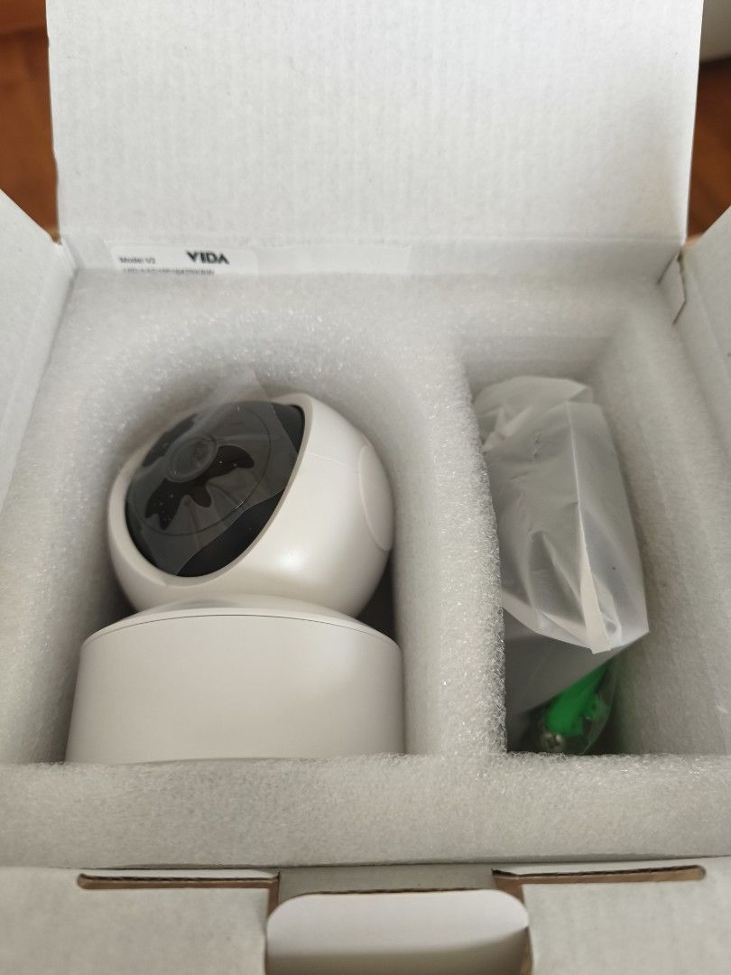 IP Camera (Category: Security Systems & CCTV Cameras) located in Singapore. Submitted by saltyshrimp (Listing ID 1353312085, Image 1). Description: Surveillance camera Mobile phone remote viewing Brand: Vida Model: V2.